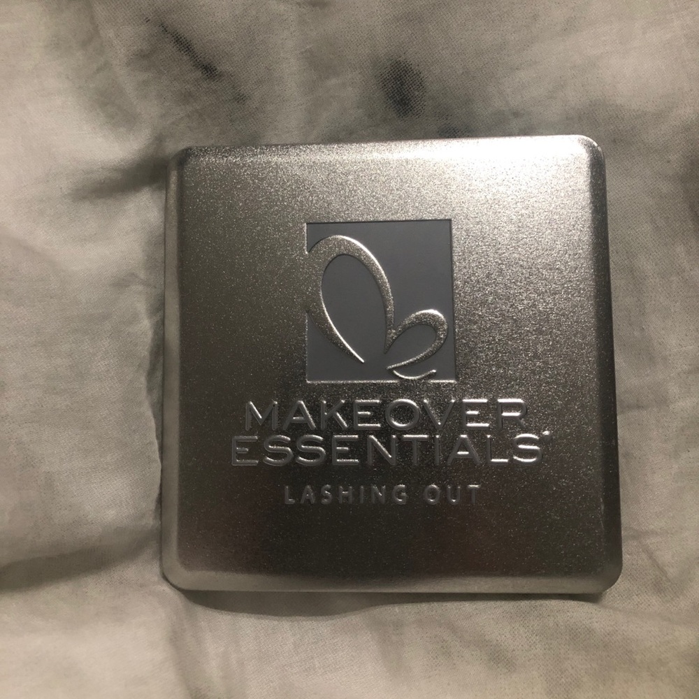 Makeover Essentials-Lashing Out Eyeshadow Palette